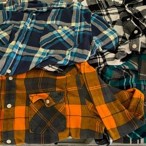 Price is for 4 mens size large button down long sleeved Urban Pipeline shirts.